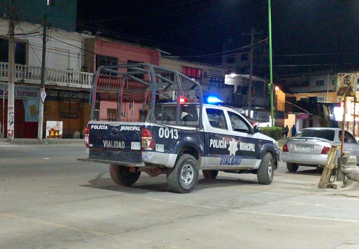 Atoran agentes a dos peleoneros en el boulevard