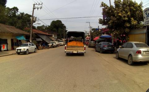 Precaución por camiones de naranja