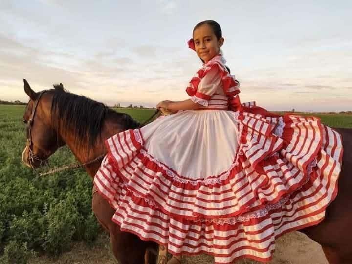 Regina disfruta montar a caballo