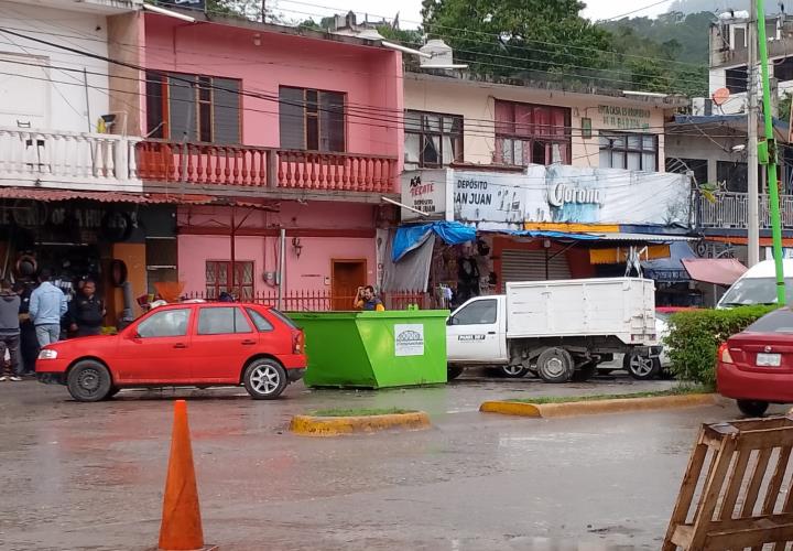 Choca al intentar salir de un cajón de estacionamiento