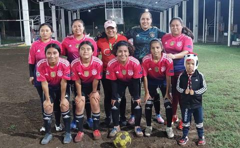 Deportivo Espinoza lidera el fut femenil
