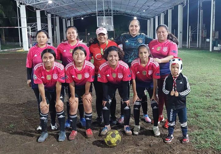 Deportivo Espinoza lidera el fut femenil