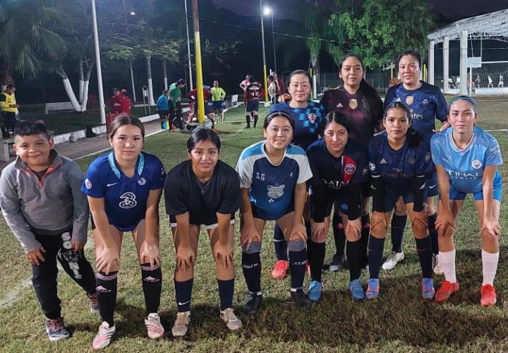 Deportivo Espinoza lidera el fut femenil