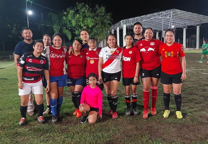 Deportivo Espinoza lidera el fut femenil