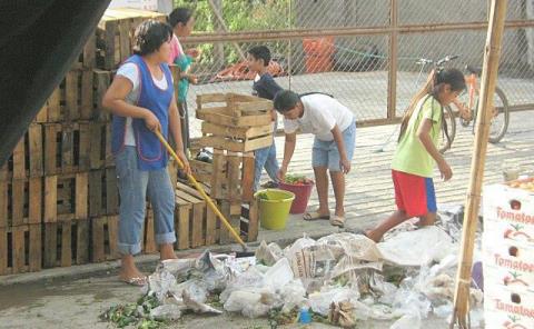 Ambulantes generan 2 toneladas de basura
