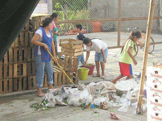 Ambulantes generan 2 toneladas de basura