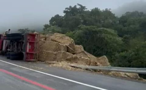 Volcó tráiler de doble remolque    
