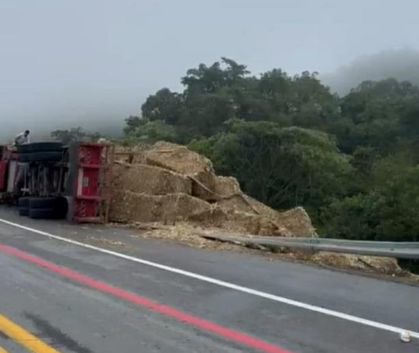 Volcó tráiler de doble remolque    