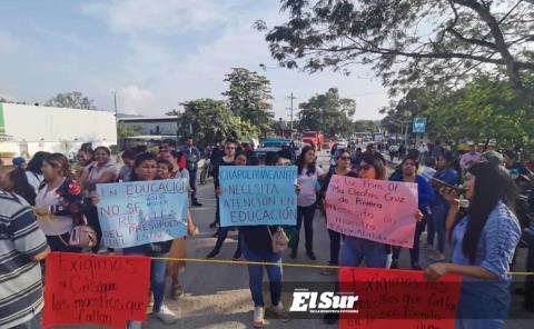 Bloquean padres carretera 102 por falta de maestros en secundaria
