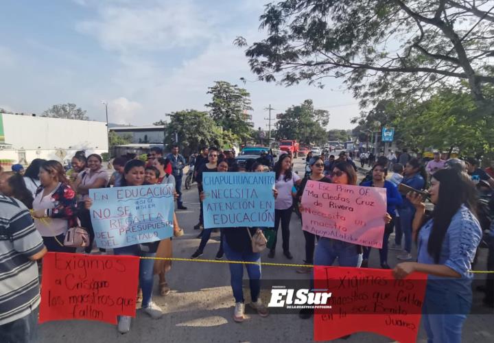 Bloquean padres carretera 102 por falta de maestros en secundaria