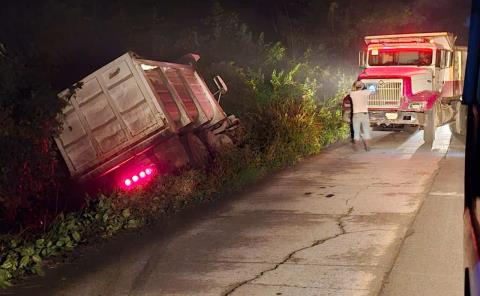 Camión de volteo terminó en el monte