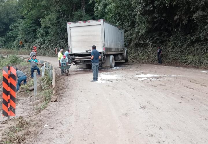 Derrapó camión en Totectila