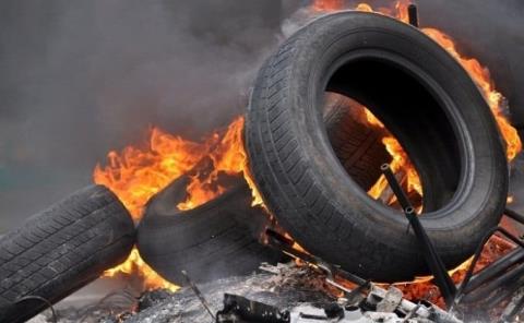 Sofocan incendio de llantas viejas