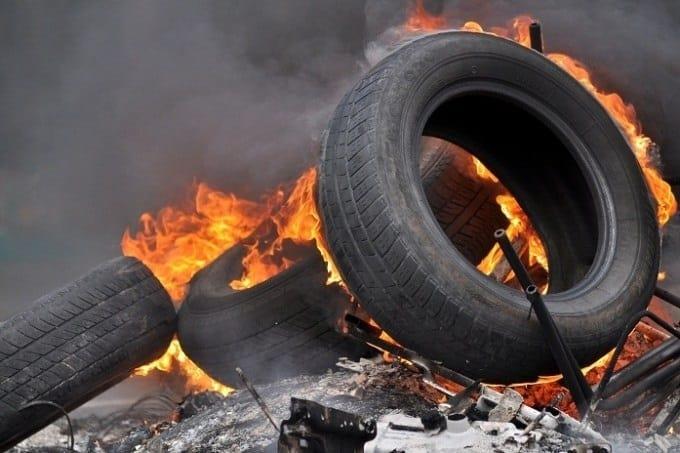 Sofocan incendio de llantas viejas