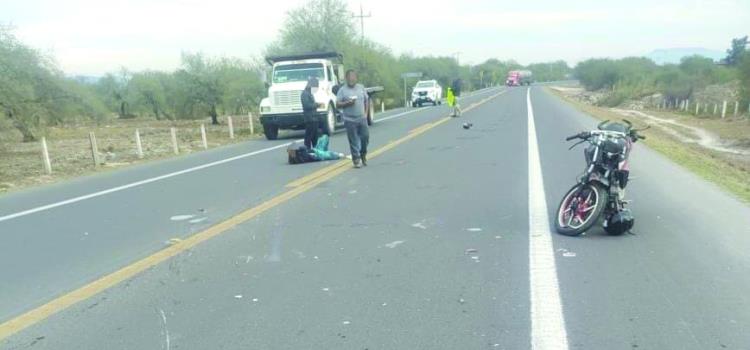 GRAVE PAREJA DE MOTOCICLISTAS