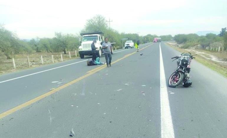 GRAVE PAREJA DE MOTOCICLISTAS