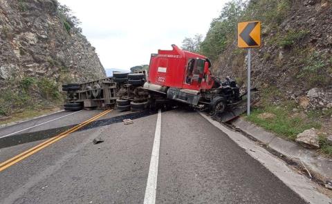 Volcó tráiler en autopista