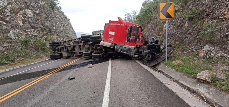 Volcó tráiler en autopista