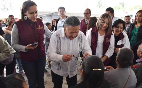 Gobierno de Hidalgo entrega lentes a través de las Unidades Móviles Gerontológicas