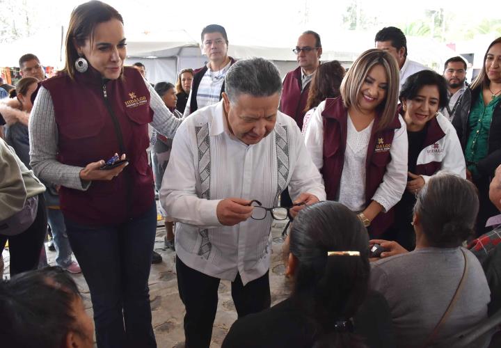 Gobierno de Hidalgo entrega lentes a través de las Unidades Móviles Gerontológicas