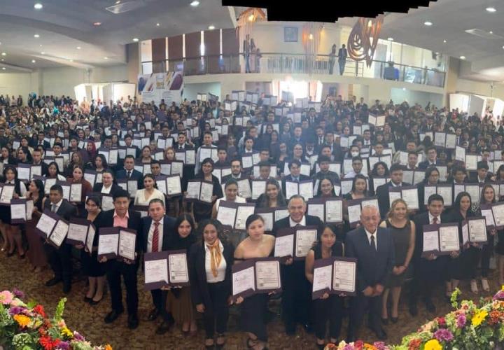 UPT entregó 580 títulos y cédulas profesionales