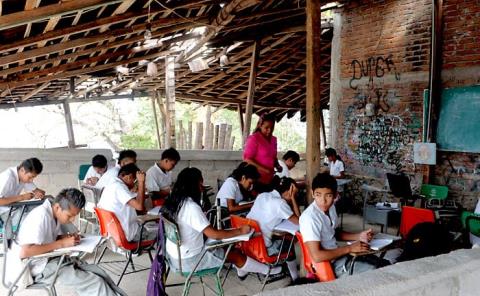 Adaptan escuelas en "lotes baldíos"