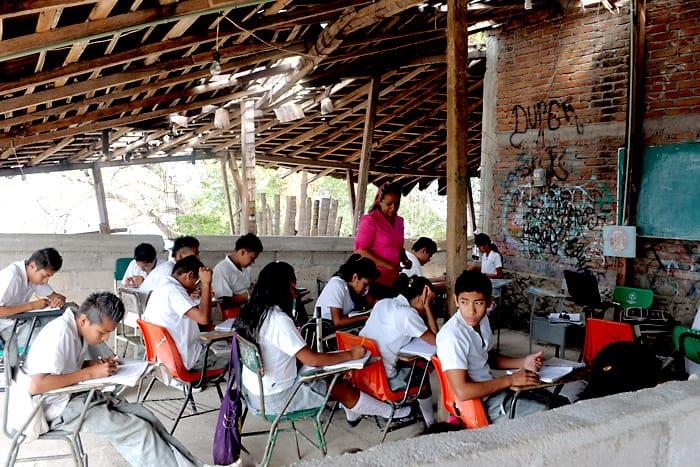 Adaptan escuelas en "lotes baldíos"