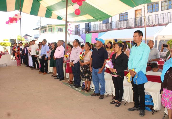 Parejas participaron en bodas colectivas