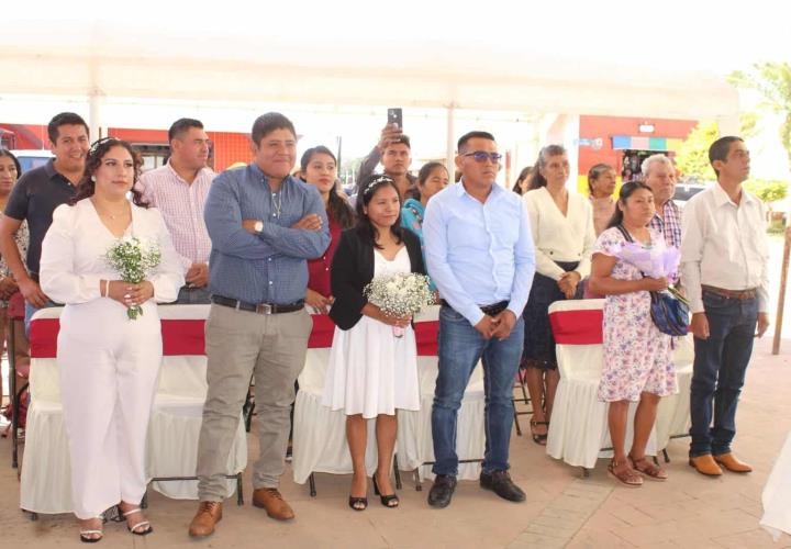 Parejas participaron en bodas colectivas