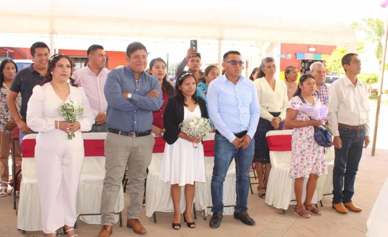 Parejas participaron en bodas colectivas