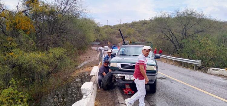 Camioneta derrapó y  pegó contra puente