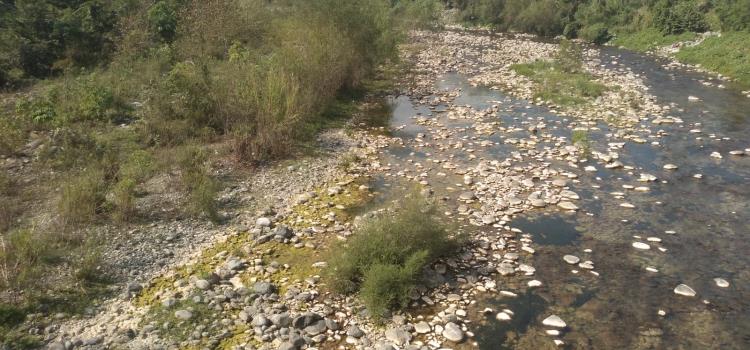 Desciende el cauce del río en el Zacayahual