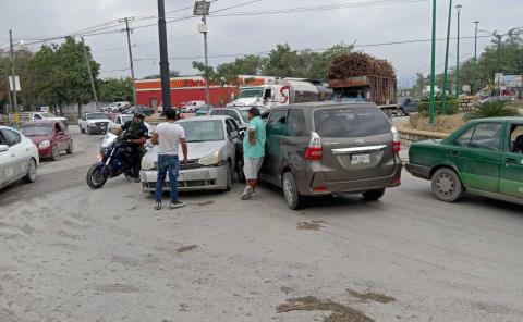 Camioneta chocó contra automóvil