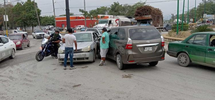 Camioneta chocó contra automóvil