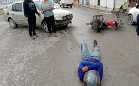 Chocó motocicleta contra un vehículo