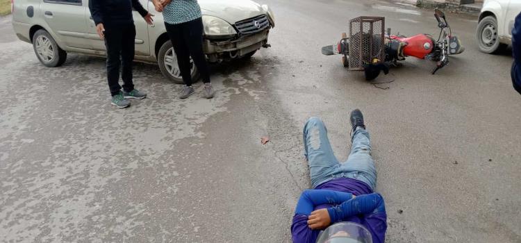 Chocó motocicleta contra un vehículo