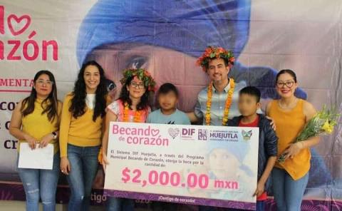 DIF entregó apoyos  Becando de Corazón.