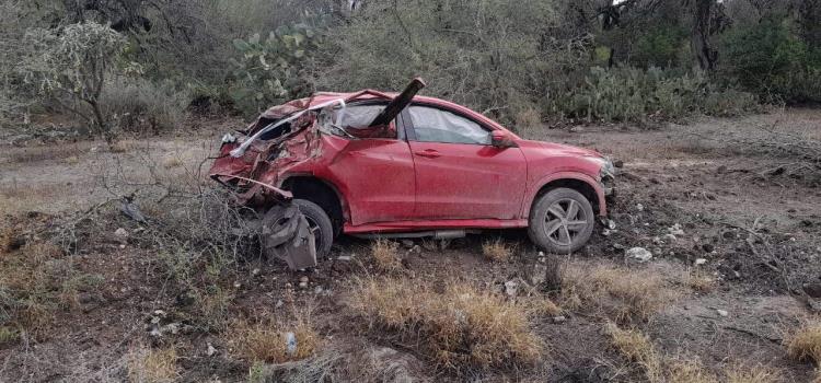 Abandonan camioneta tras accidente en rúa