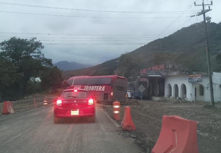 Autobús cayó a zanja