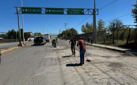 Camionero dejó    piedras regadas