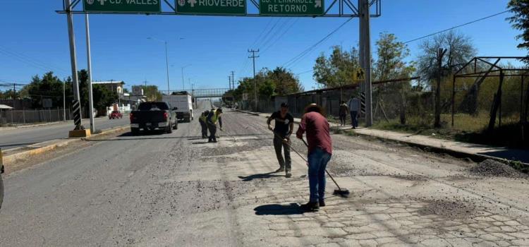 Camionero dejó    piedras regadas