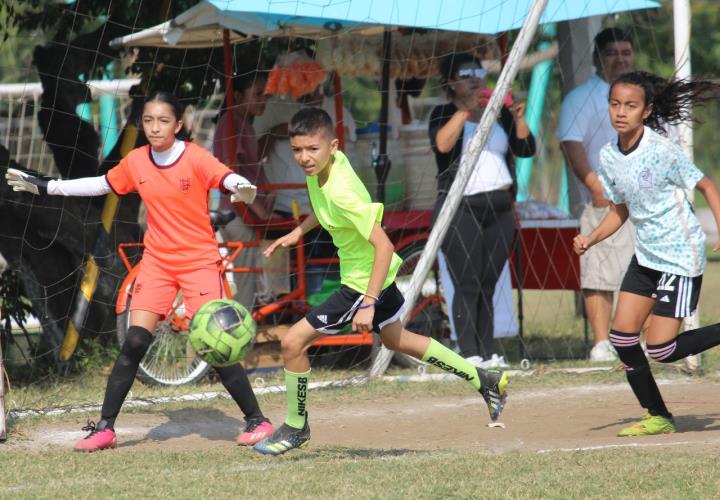 Dos juegos estelares en balompié infantil B