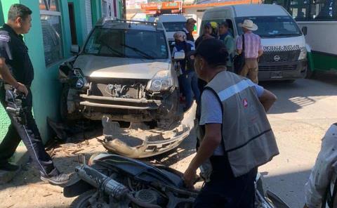 Derribó camioneta poste y motocicleta 
