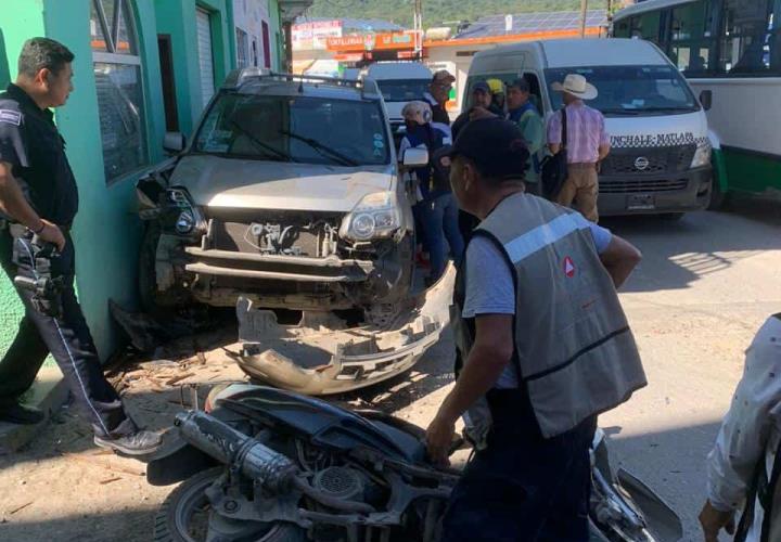 Derribó camioneta poste y motocicleta 