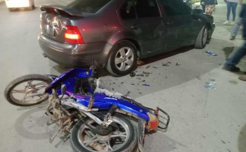 Chocó motocicleta contra un vehículo