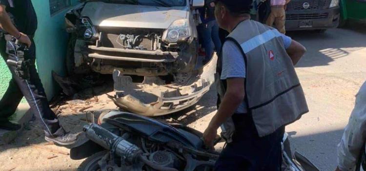 Camioneta derribó poste y motocicleta