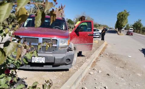 Camioneta chocó contra camellón