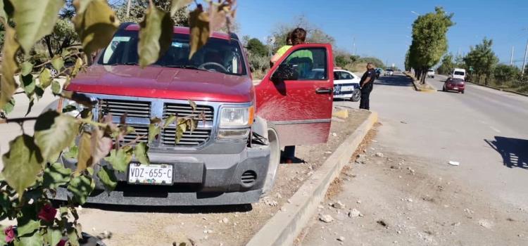 Camioneta chocó contra camellón