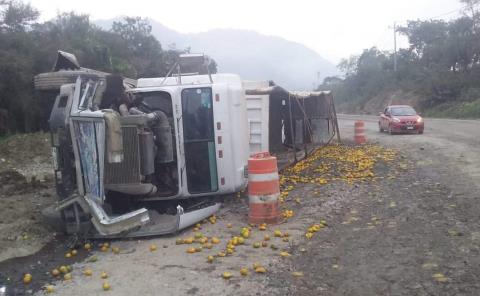 Volcó tráiler en la México-Laredo