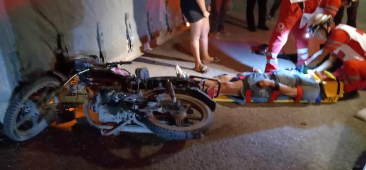 CHOCÓ MOTOCICLISTA CONTRA UN CAMIÓN